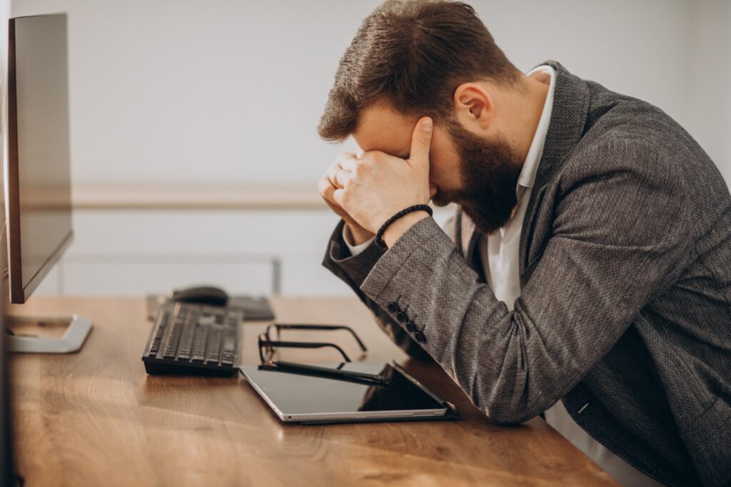 Imagem de um empresário debruçado em uma mesa para ilustrar artigo sobre falecimento de sócios. Foto: Freepik